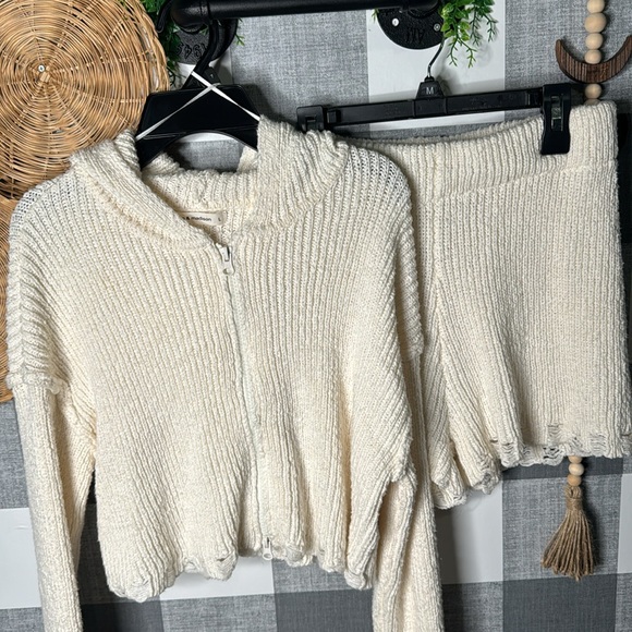 Sweater and Shorts Set - Picture 9 of 11